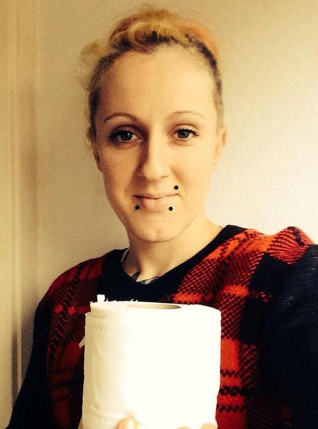 عکس: اعتیاد یک زن به خوردن دستمال کاغذی