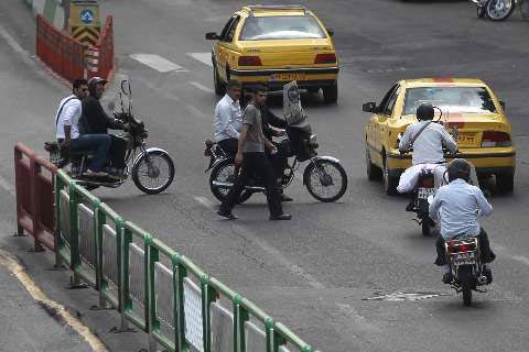 موتورسواران در تهران همه کار می کنند!