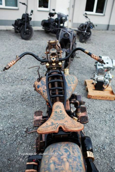 عکس: خالکوبی بر روی موتور سیکلت!