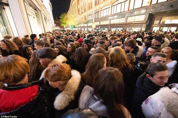 صف خرید کریسمس در لندن، به ایرانی فحش ندهیم!