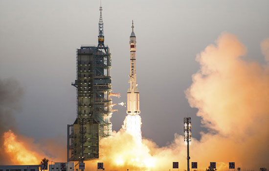 چین برای ششمین بار انسان را به فضا فرستاد
