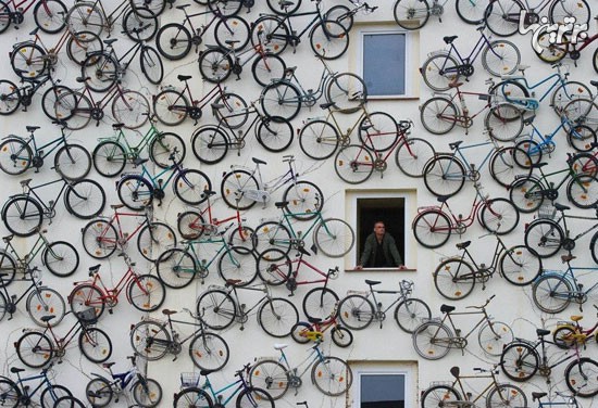 یک دیوار پر از دوچرخه! +عکس