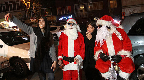 کریسمس در تهران؛ فروش عروسک بابانوئل و درخت کاج