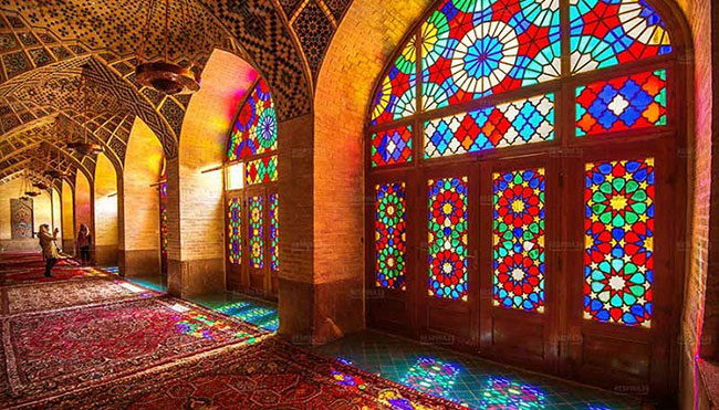مسجد نصیرالملک؛ رنگین‌کمانی مقدس و باشکوه