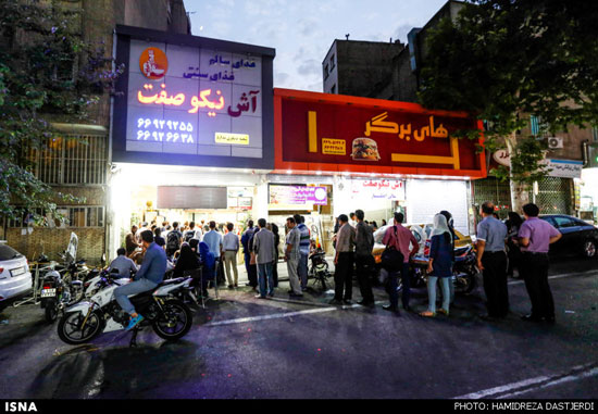 تصاویری از افطار در خیابان های تهران