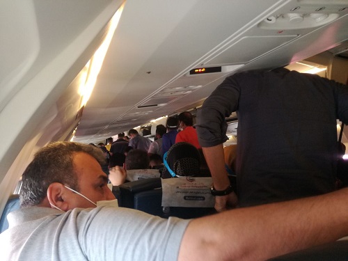 عدم رعایت فاصله اجتماعی در هواپیماهای ایران