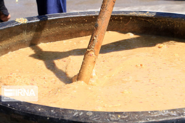 پخت آش نذری به مناسبت عید فطر در یزد