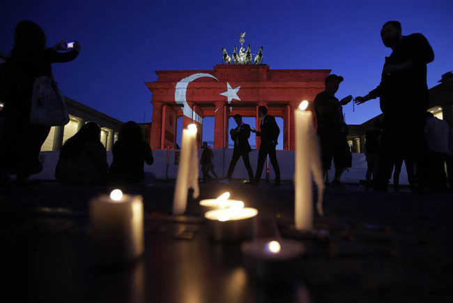 عکس: ادای احترام به قربانیان حادثه آتاتورک