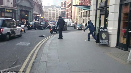 تصاویری از قمه کشی سارق مسلح در لندن!