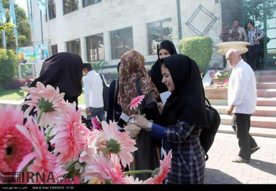 عکس: اهدای گل به دختران گرگانی