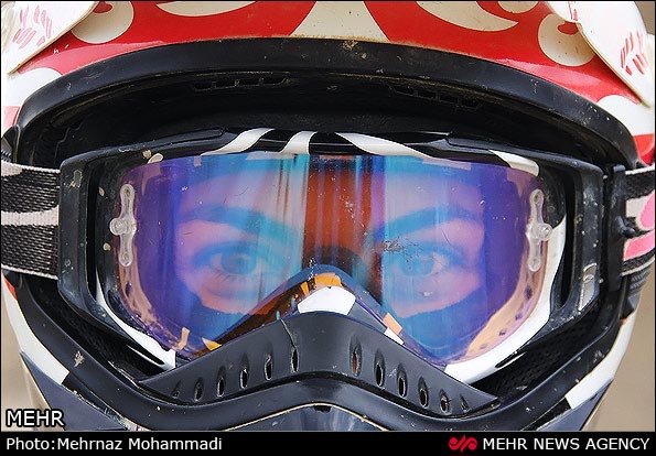 عکس؛ نورا نراقی، بانوی موتورسوار ایرانی