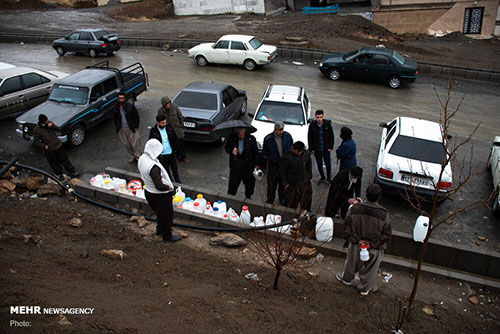 صف‌کشی برای تهیه آب شرب در سنندج!