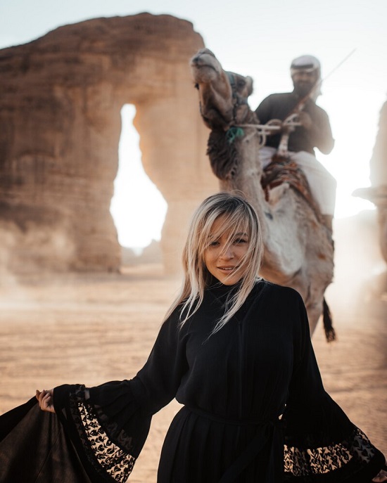 این دختر برنزه، به خاطر بن‌سلمان روی شن‌های صحرای سعودی راه می‌رود!