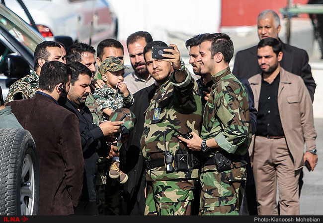 سلفی نظامیان با پسر شهید حججی