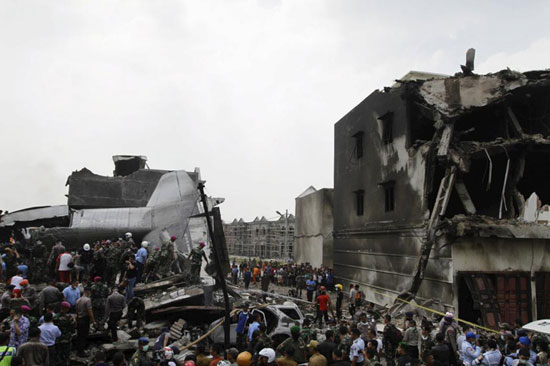 عکس: سقوط هواپیمای اندونزی وسط شهر