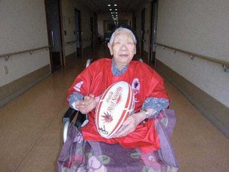 مسن‌ترین زن جهان مشعل المپیک را حمل می‌کند