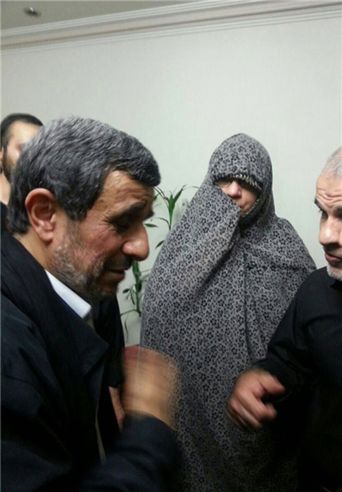حضور احمدی نژاد در منزل محافظ  +عکس