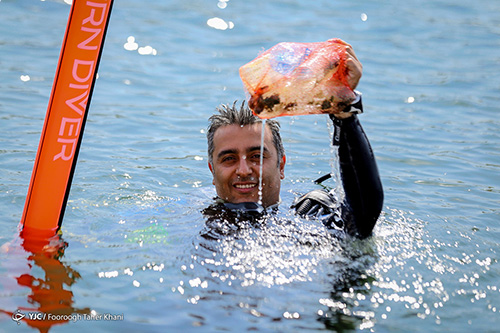 پاکسازی دریاچه آزادی توسط فدراسیون قایقرانی