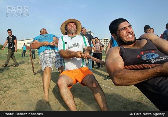 عکس: مسابقه طناب کشی قویترین مردان